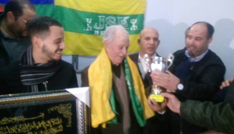 بالصور.. أنصار “الكناري” يُكرّمون أحد مؤسسي النادي