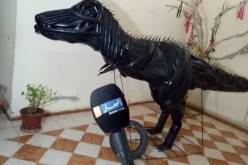 متخرجة من معهد الفنون التشكيلية بسيدي بلعباس حولت عجلات السيارات إلى ديناصور