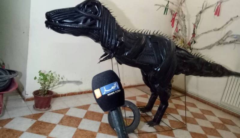 متخرجة من معهد الفنون التشكيلية بسيدي بلعباس حولت عجلات السيارات إلى ديناصور