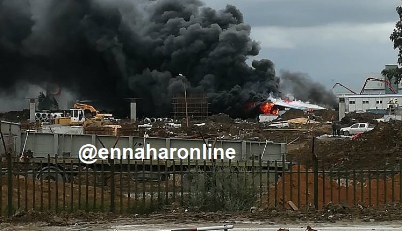 بالصور.. نشوب حريق في ورشة عمل في المطار الجديد