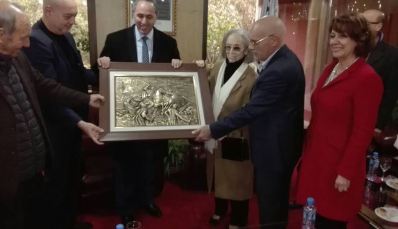 بالصور.. إهداء مكتبة المجاهد علي كافي للمكتبة الوطنية