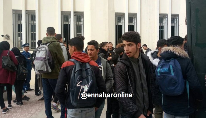 بالصور..طلبة الثانويات يطالبون بإلغاء الإمتحانات ببرج بوعريريج