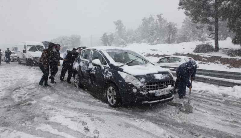 قسنطينة : إنحراف السيارات بسبب الجليد في الطريق السيار بجبل الوحش