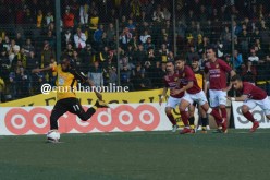 بالصور.. الصفراء تفوز بصعوبة وتبقى في منطقة الخطر