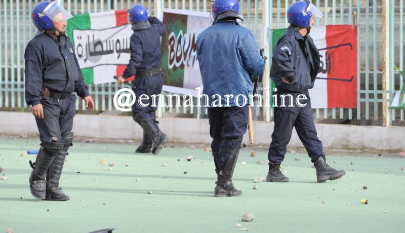 22 جريح في صفوف عناصر الأمن بعد أحداث شغب ملعب حملاوي