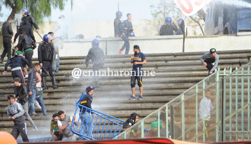 بالفيديو.. إشتباكات عنيفة بين المناصريين في المدرجات !