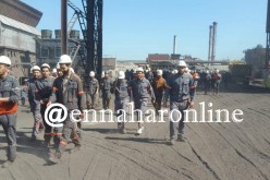 بالفيديو والصور..عمال مركب الحجار يحتجون