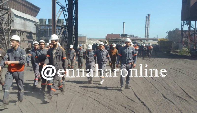 بالفيديو والصور..عمال مركب الحجار يحتجون