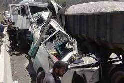 بالصور.. قتيلان و10 جرحى في حادث مرور بين “كار” و3 شاحنات في البويرة