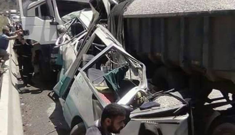 بالصور.. قتيلان و10 جرحى في حادث مرور بين “كار” و3 شاحنات في البويرة