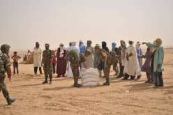 قوات الجيش تواصل مساعدتها لسكان عين قزام إثر التقلبات الجوية