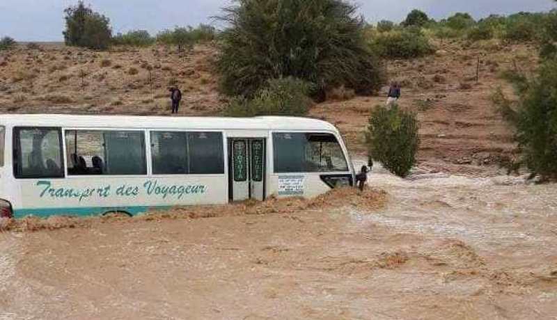المياه تجرف حافلة لنقل المسافرين بواد سهيل في المسيلة