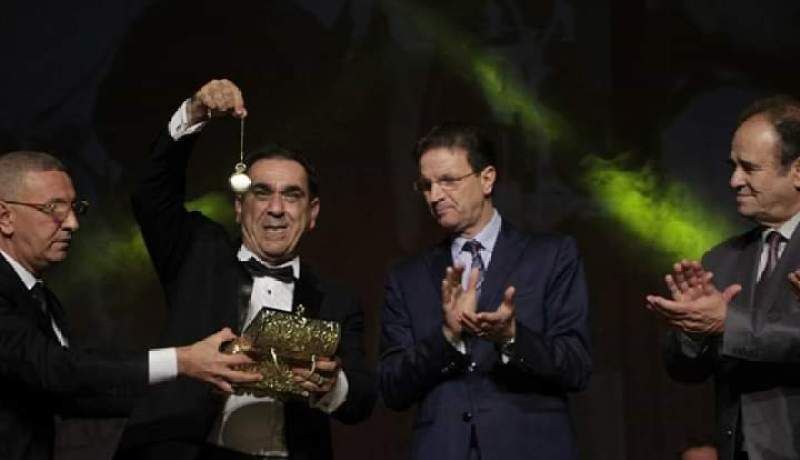 عائلة الفرقاني تهدي الرئيس بوتفليقة ساعة فقيد أغنية المالوف الحاج محمد الطاهر