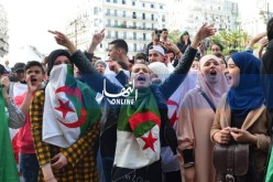 بالصور والفيديو… تلاميذ الثانويات رفقة أساتذتهم في الشارع رفضا لعهدة جديدة