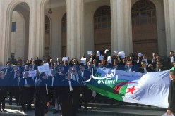 بالصور… أصحاب الجبة السوداء يواصلون إحتجاجهم ضد عهدة جديدة لبوتفليقة