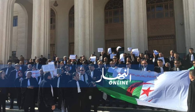 بالصور… أصحاب الجبة السوداء يواصلون إحتجاجهم ضد عهدة جديدة لبوتفليقة