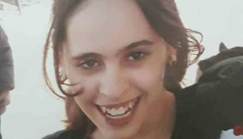 الطفلة “غربي سلسبيل” في أحضان والديها بعد اختطافها لأكثر من 3 أيام