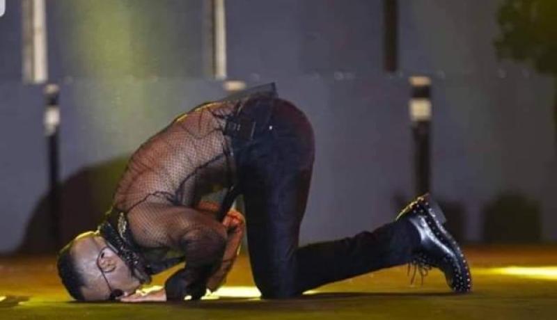 صورة محمد رمضان ساجدا تغضب جمهوره