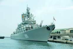 بالصور.. الطرادة قاذفة الصواريخ “marshal ustinov-055” ترسو بميناء الجزائر