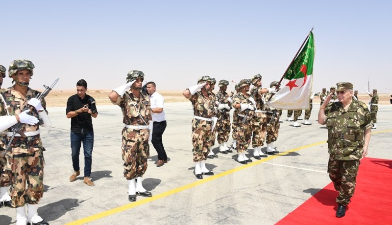 قايد صالح يشرف على مناورات باستعمال طائرات مقنبلة في وهران