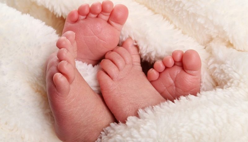 بعد أكثر من 7 سنوات من الإنتظار.. زوجان يفقدان إبنيهما التوأم في حريق مستشفى الوادي