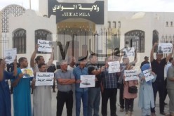 صحفيو الوادي في وقفة إحتجاجية تضامنا مع زميلهم عادل الشيخ