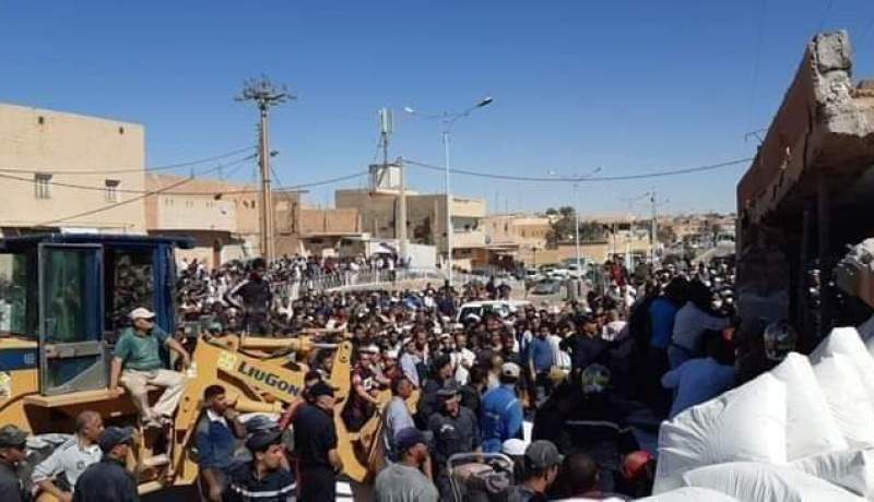 بالصور قتيل و3 جرحى إثر اصطدام شاحنة بموقف في القرارة بغرداية