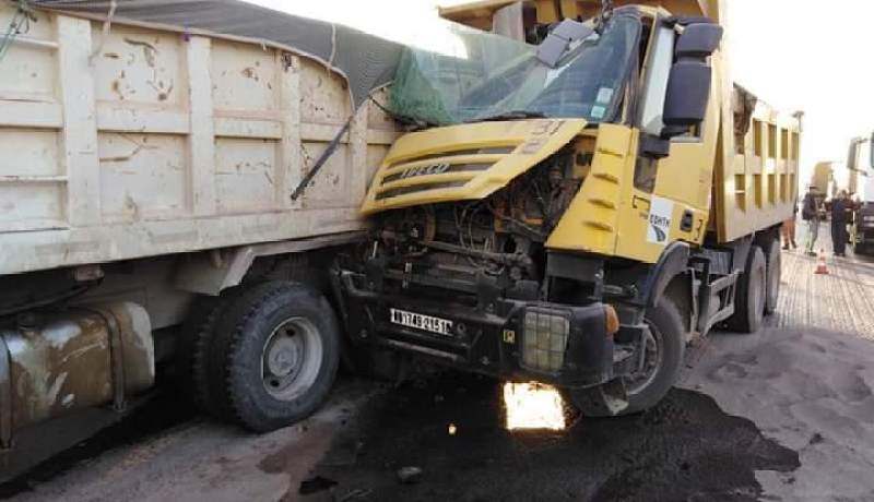 اصطدام 7 شاحنات من الوزن الثقيل في منحدر الجباحية بالبويرة