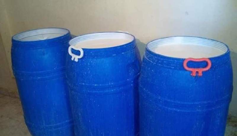 مستودع خاص يتم فيه تفريغ أكياس الحليب وإعادة بيعها بباتنة