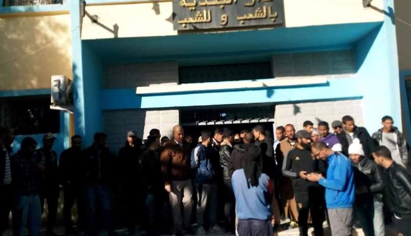 محتجون يغلقون مقر بلدية قصر الشلالة بتيارت للافراج عن قائمة السكنات الاجتماعية