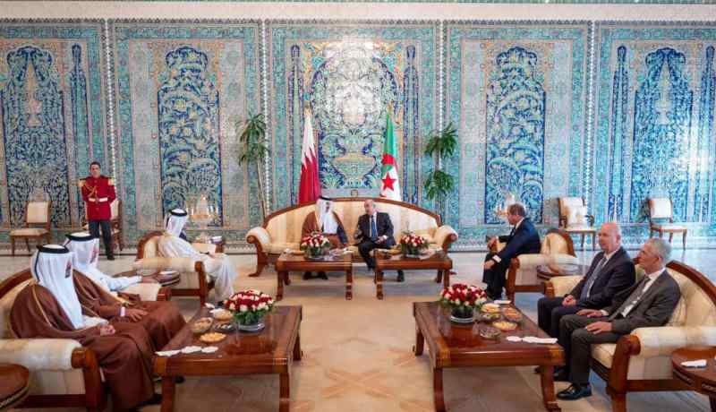 بالصور.. رئيس الجمهورية يتحادث مع أمير دولة قطر