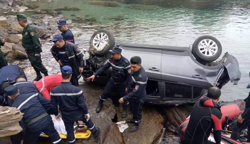 بالصور.. حادث مرور خطير بعنابة بعد إنحراف سيارة وسقوطها في البحر