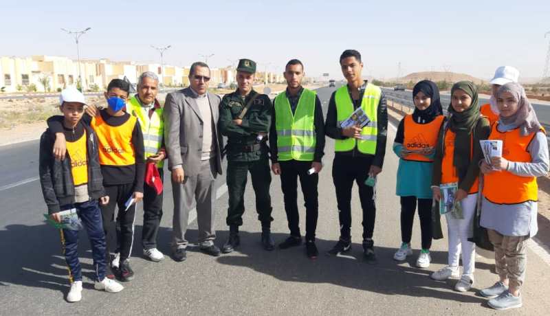 بالصور.. تلاميذ وعناصر الدرك الوطني في مهمة التحذير من كورونا وحوادث المرور بغرداية