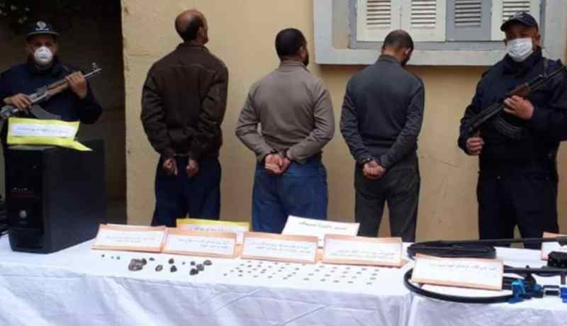 توقيف 3 أشخاص وحجز 48 من القطع النقدية الذهبية والفضية الاثرية بتيارت