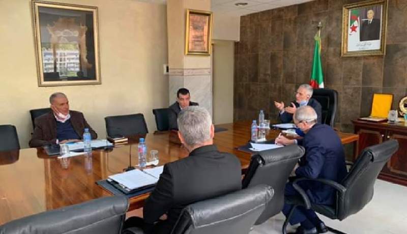وزير الصناعة يجتمع مع الشريك الإجتماعي لتقييم وضع المؤسسات