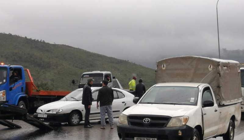 بالصور.. اصطدام عدة مركبات بمنحدر بوزقزة