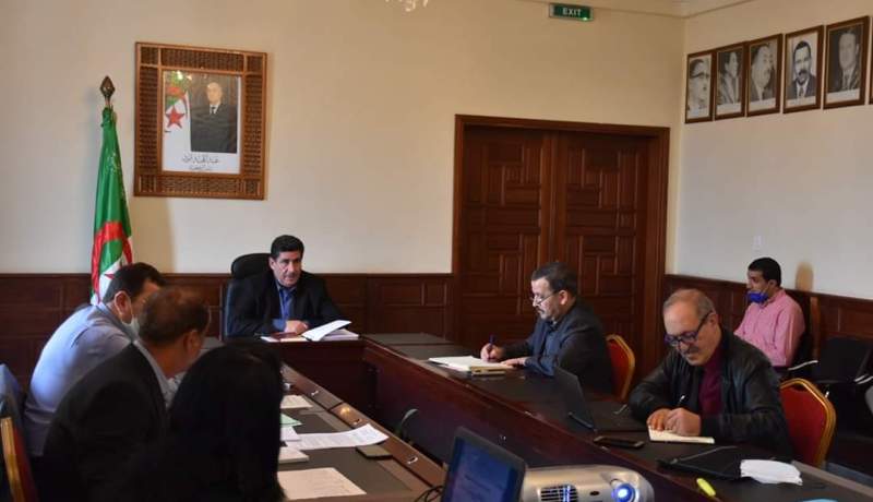 عماري يترأس اجتماعا بخصوص إستحداث ديوان تطوير الزراعات الصناعية