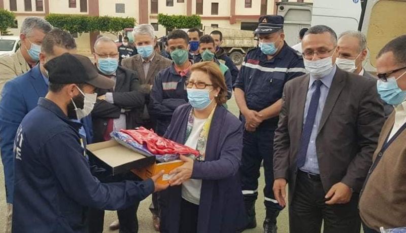 غليزان.. وزارة البيئة تسلم شحنة من الألبسة الوقائية لعمال النظافة وعمال قطاع الصحة