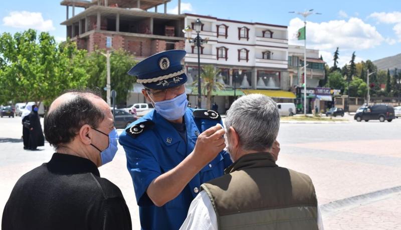 خنشلة.. مصالح الأمن توزع أزيد من 500 كمامة وقائية على المواطنين