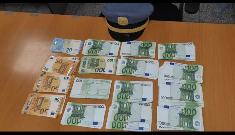 جمارك مطار هواري بومدين تحبط محاولة تهريب 26 ألف أورو