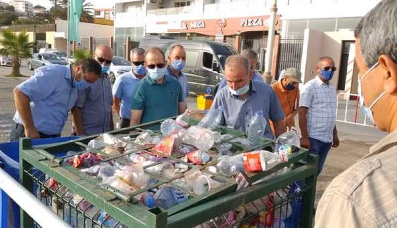 النفايات غزت الشواطئ.. والي عنابة يصب غضبه على البلدية ومؤسسة النظافة