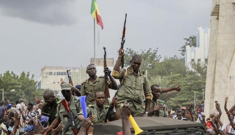 الانقلابيون في مالي يفرجون عن معتقلين ويسمحون لوفد أممي بملاقاة الرئيس المستقيل كيتا