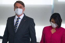 صحفي يتلقى تهديدا من رئيس دولته بضربه بعدما سأله عن زوجته!