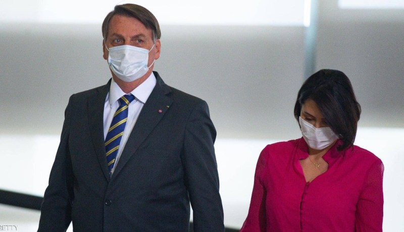 صحفي يتلقى تهديدا من رئيس دولته بضربه بعدما سأله عن زوجته!