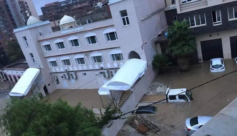 بالصور.. أمطار طوفانية تغرق طرقات وشوارع العاصمة