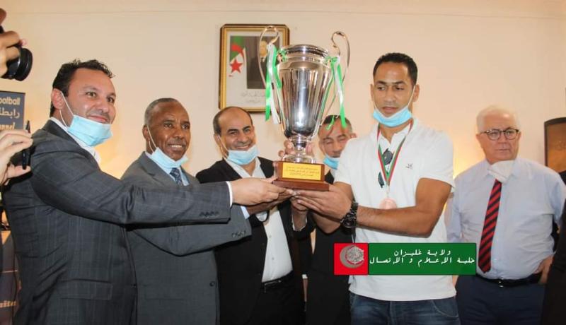 بالصور.. “الرابطة” تكرم سريع غليزان بعد صعوده للمحترف الأول