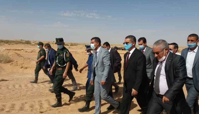 حكار يتفقد ويعاين مكان حادثة تسرب النفط بالوادي