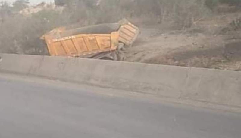 البويرة.. وفاة شخص وإصابة آخرين في إصطدام 3 شاحنات