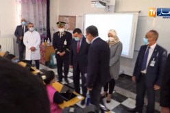 جراد ممازحا التلاميذ: مانعرفش نستعمل الطابلات.. قريت هنا وكنت نكتب بقلم الحبر