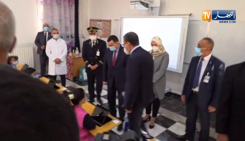 جراد ممازحا التلاميذ: مانعرفش نستعمل الطابلات.. قريت هنا وكنت نكتب بقلم الحبر